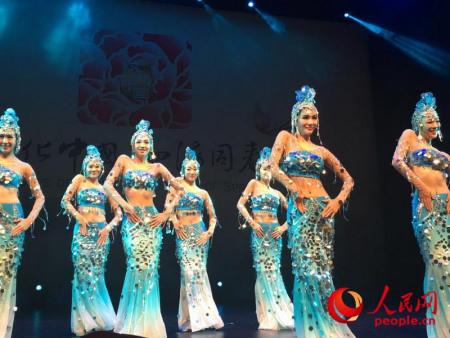 “文化中国·四海同春”艺术团赴大洋洲慰侨访演5日在新西兰最大城市奥克兰拉开帷幕,来自中国的艺术家们联手新西兰华星艺术团带来歌、舞、杂技、民乐、变脸等精彩演出。记者 王尧摄 图片来源:人民网