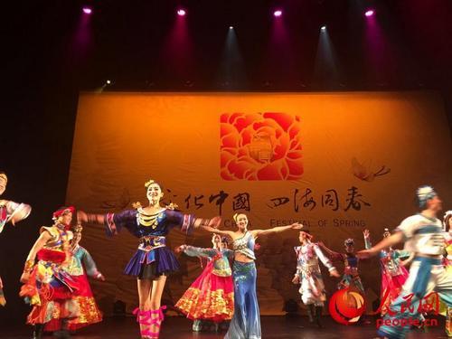 中国侨网“文化中国·四海同春”艺术团赴大洋洲慰侨访演5日在新西兰最大城市奥克兰拉开帷幕,来自中国的艺术家们联手新西兰华星艺术团带来歌、舞、杂技、民乐、变脸等精彩演出。记者 王尧摄 来源:人民网