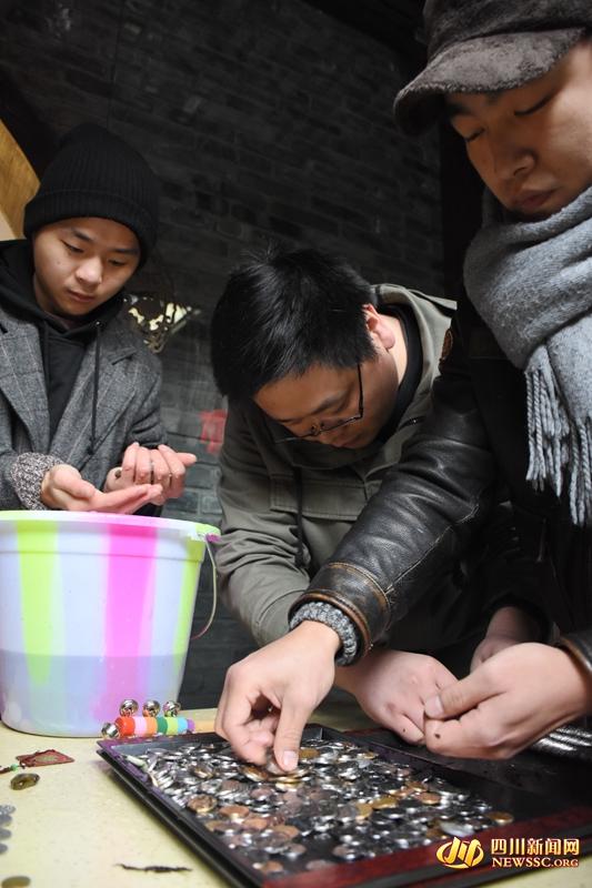 工作人员正在对捞起的钱币进行分类