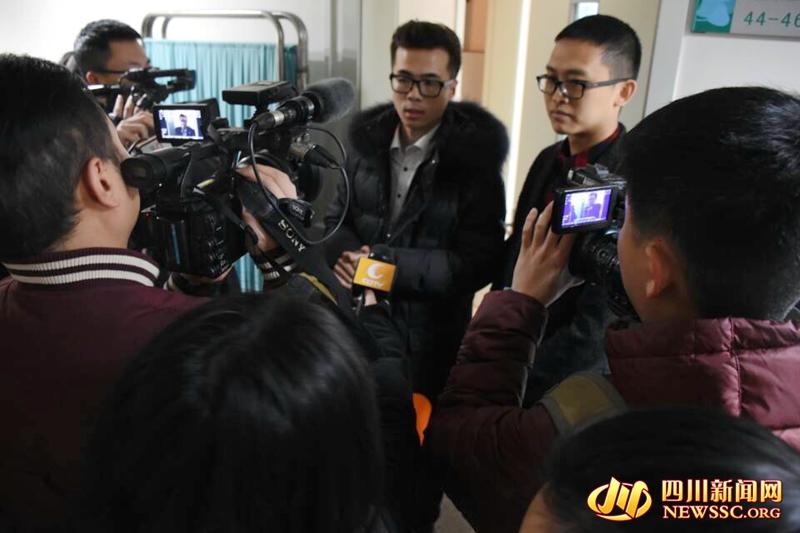 工作人员将钱交给史业宽家属后从病房出来接受媒体采访