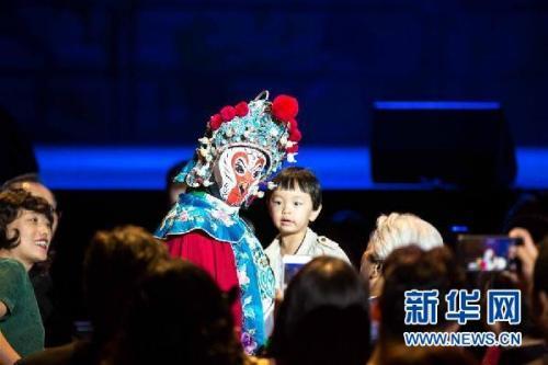 中国侨网2月15日,在澳大利亚阿德莱德,变脸演员与观众互动。新华社发(王晓童摄)