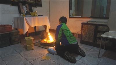 武汉面馆杀人案调查疑犯行凶后蹲门口未逃图