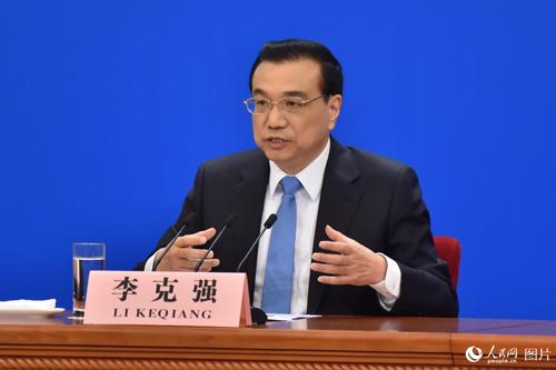3月15日上午,国务院总理李克强在人民大会堂三楼金色大厅会见采访十二届全国人大五次会议的中外记者并回答记者提出的问题。人民网记者 翁奇羽 摄