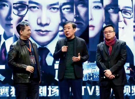 p37-《人民的名义》核心团队“三剑客”:最高检影视中心主任宋子文(左)、编剧周梅森(中)、导演李路