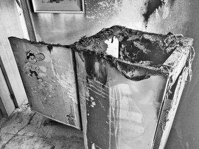 平顶山一居民家老冰箱突爆燃 整个家遭殃