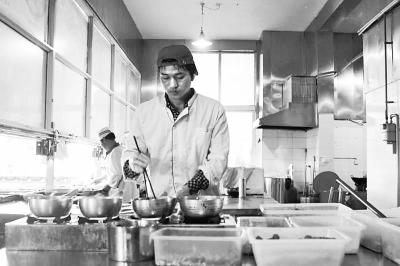 信阳大三男生承包食堂窗口 每月将利润平分给员工