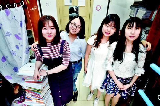 图文:四名女生被15所国外名校录取