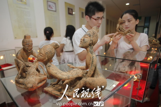 性文化陈列馆开进医院展示上百文物图5