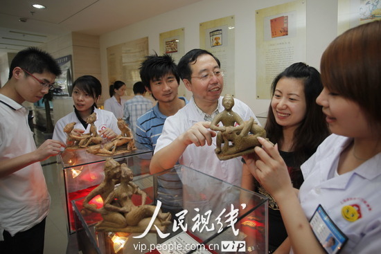 性文化陈列馆开进医院展示上百文物图8