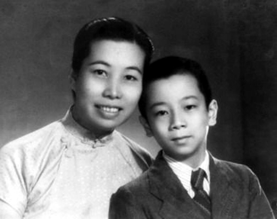 年轻时就酷爱摄影的周海婴