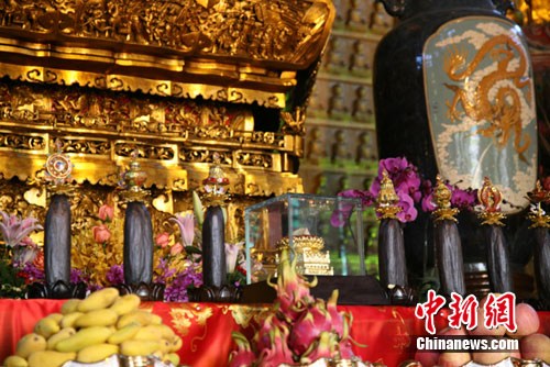 �Ͼ��󱨶��¡������ʥ������ �ڸ�ɮ��ӭ��(ͼ)