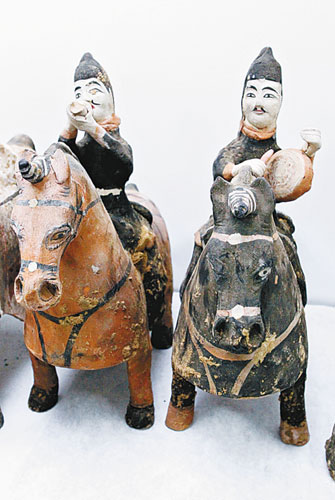 西安发现十六国墓出土完整陶俑仪仗队(组图)——中新网