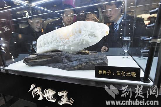 市场估价5亿元的和田玉雕《大爱如歌》亮相武汉