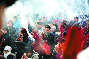 大年初一北京6.7万余人到雍和宫觐香
