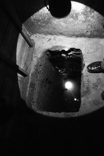 男子出租屋内挖地道欲盗古墓闭门不出只吃馒头(2)