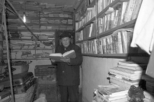 老人左手写出数十万字文史书探究项羽败走路线