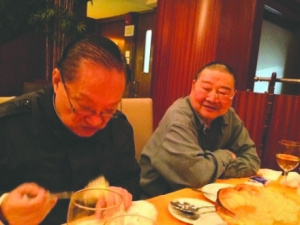 蔡澜拍照发微博金庸埋头大快朵颐倪匡笑观(图)