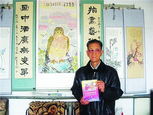 退休老人手指作画惟妙惟肖曾师从徐悲鸿(图)