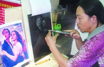 男子用两斤重铁笔大理石上作画人像栩栩如生