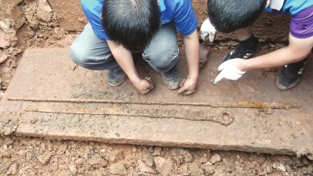四川资阳出土汉代古墓陪葬品中含刀剑长矛(图)