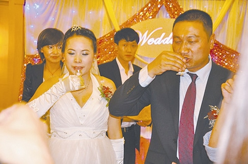 云南一古寺方丈还俗结婚新娘为26岁玉石老板(图)