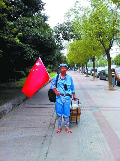 男子辞职3年来重走长征路着红军装腰挂MP3(图)