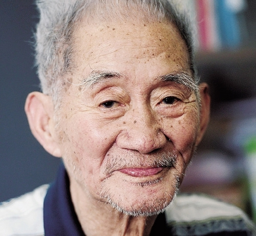 六龄童90岁仍似老顽猴边说话边忍不住挠痒(图)