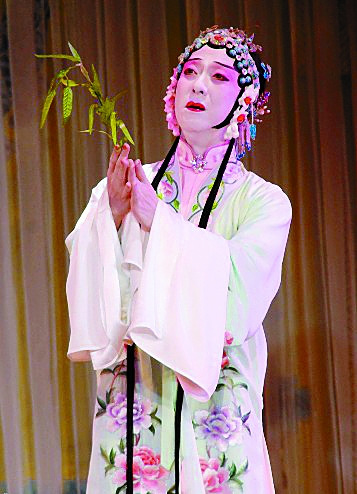 歌舞伎大师坂东玉三郎酷爱昆曲与梅葆玖学台步