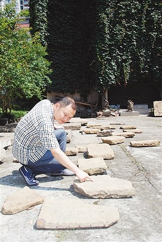 重庆万州发现21块抗战士兵墓碑碑刻工艺差(图)