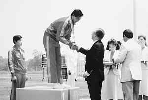 许海峰“走后门”成射击运动员:视力仅0.5