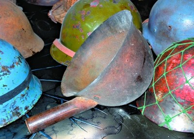 日军钢盔看似威风烦恼多:里衬太薄成催命利器