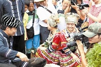 《北纬30°·中国行》成汉语教材赠全球孔子学院