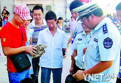 千年玉龟卖500百城管当场揭穿假古董(图)