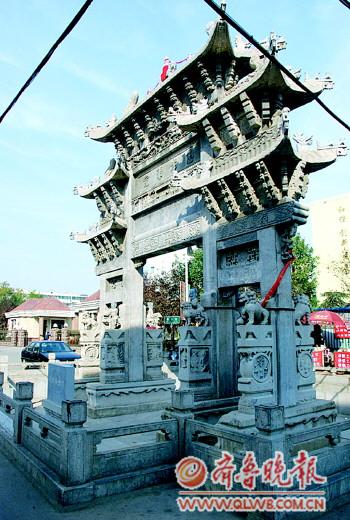 济宁“慈孝兼完”牌坊保护状况堪忧:隔离石墩被移