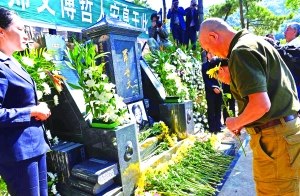 长城保护第一人魂归长城怀抱头发白酒樟木伴随
