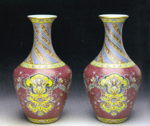 耀世奇珍:清珐琅彩胭脂紫轧花地宝相花纹瓶(图)
