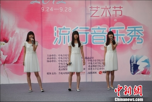 “冰雪飞”白裙亮相清纯甜美称高晓松幽默随和