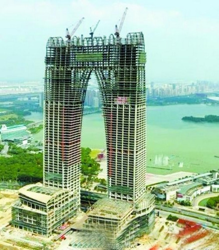 苏州“秋裤门”底部建筑酷似