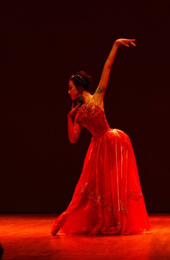 旅德表演艺术家邱思婷北京演译西藏芭蕾舞(组图)