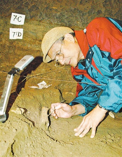 80岁老人坚持野外考古称“和古人类有个约会”