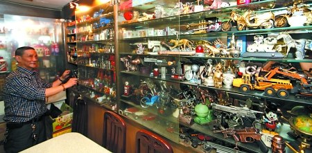 铁匠痴爱打火机耗资2万多30年收藏超过6000个