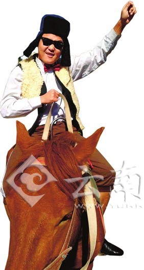 《江南Style》现保山版鸟叔跳骑马舞引惊呼