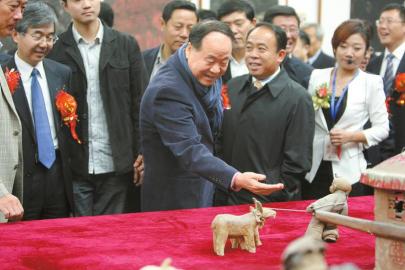 莫言现身家乡红高粱文化节:节日并非因我而设