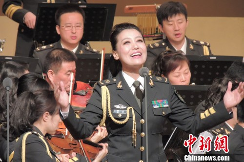 谭晶王宏伟亮相总政歌舞团中外名曲交响音乐会