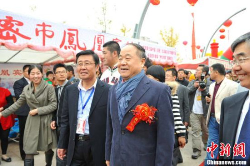 莫言作品在十八大代表团驻地热销成闲聊话题(3)