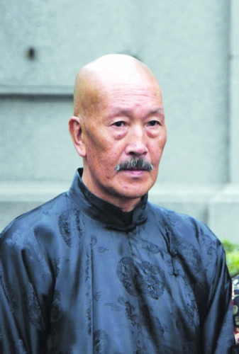 总统府门前“蒋介石”换人与游人合影一天赚700元