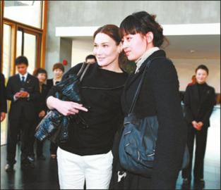 名设计师为莫言制礼服曾为法国前第一夫人服务
