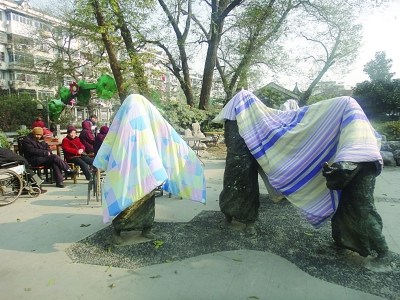 南京夫子庙雕塑变衣架市民在上面晒被子(图)