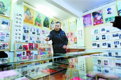 藏家收集2万件雷锋藏品:“雷锋的故事”200多本