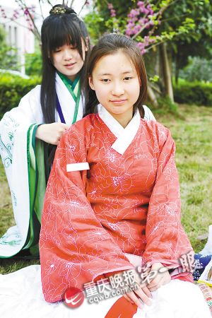 12大学女生着汉服举办成人礼百余“古人”穿越而来